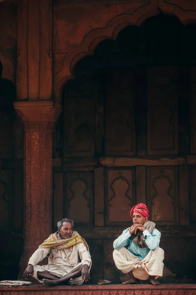 Dwóch mężczyzn siedzących naprzeciwko świątyni — Zdjęcie stockowe