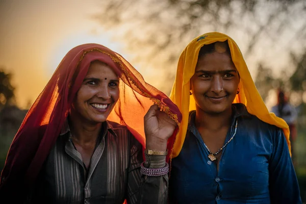 Mujeres en pañuelos para la cabeza mirando a la cámara — Foto de Stock