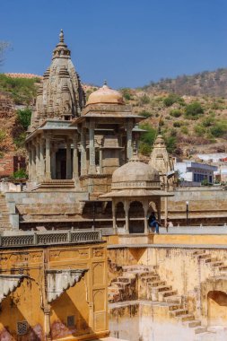 Antik mimarisi üzerinde oturan adam