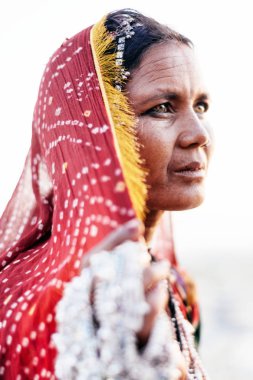 Kadın başörtüsü uzağa arıyorsunuz