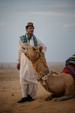 Adam Çölde deve yanında ayakta