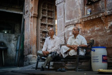 Bankta oturan iki adam