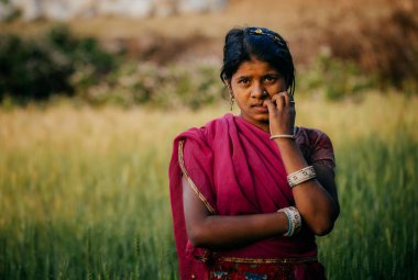 Hindu kız kameraya bakıyor