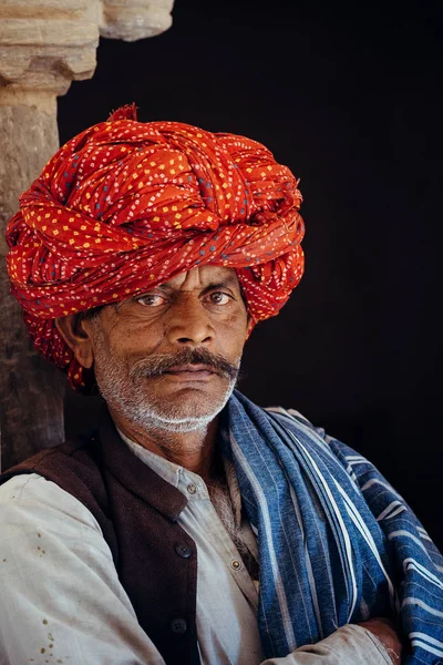 Homme en turban regardant la caméra — Photo