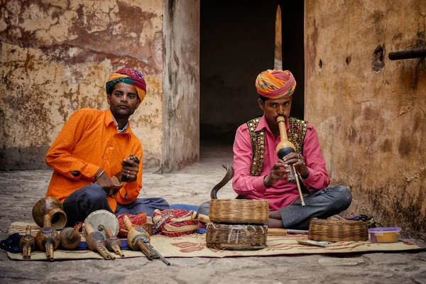 Hombres tocando música para serpientes — Foto de Stock