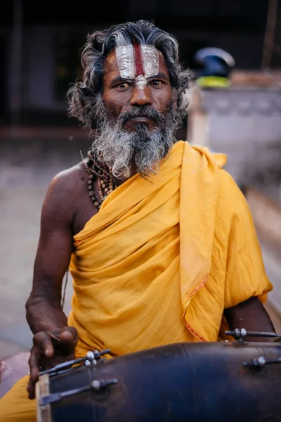 Hindu monk playing music — Stock Photo, Image