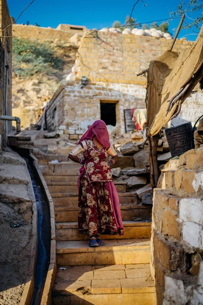 Donna in testa sciarpa in piedi sulle scale — Foto Stock