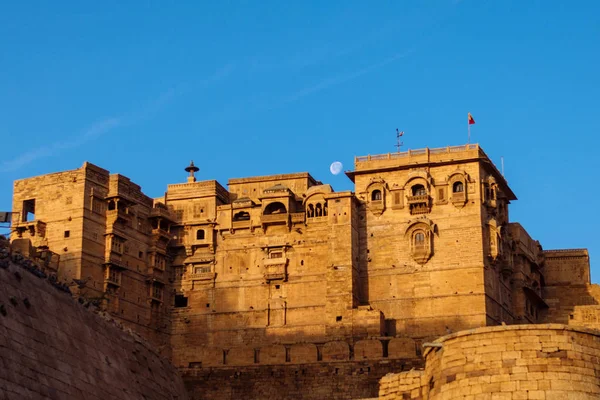 Antik kale görünümünü gözlemleyerek