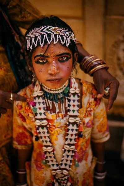 Portret van een meisje met geschilderde gezicht — Stockfoto
