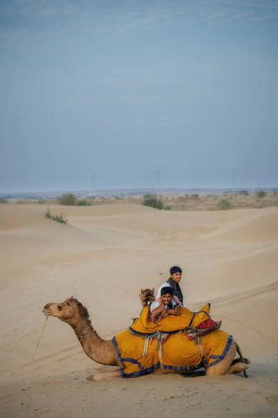 Due uomini e un cammello nel deserto — Foto Stock