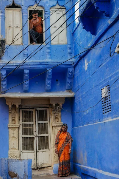 Mujer de pie frente al edificio azul — Foto de Stock