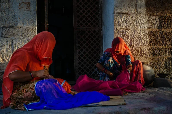 Dos mujeres en tela de costura — Foto de Stock