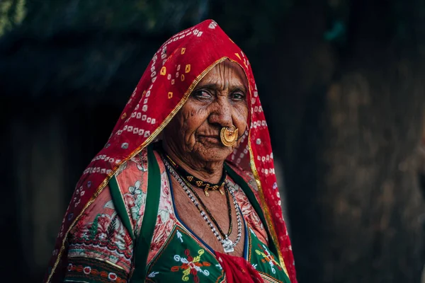 Senior hindoe vrouw kijken camera — Stockfoto