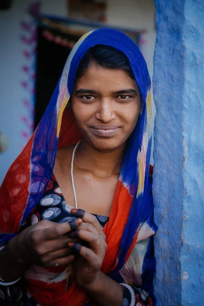 Hindu nő keresi a kamera — Stock Fotó