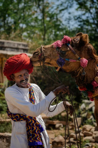 Hindu Mann und Kamel — Stockfoto