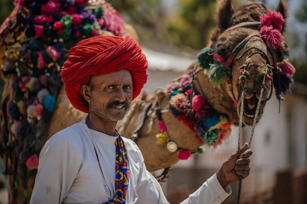 Hombre hindú y camello — Foto de Stock