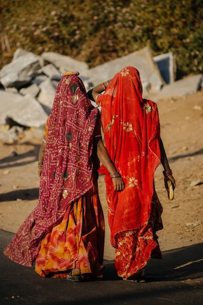 Yolda yürürken iki hindu kadınlar — Stok fotoğraf