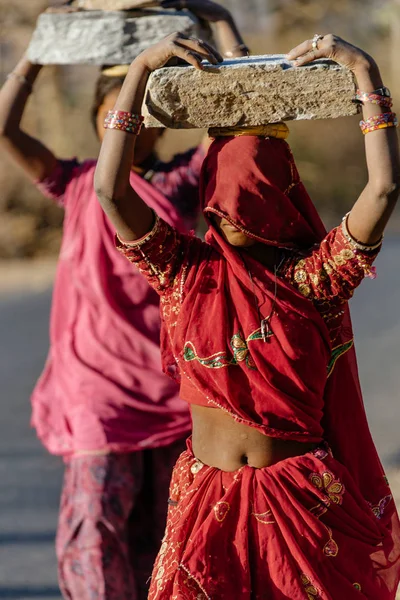 Kafasına taş taşıyan kadınlar