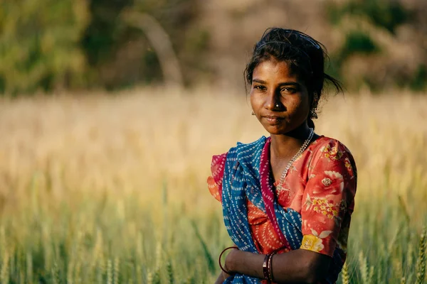 Hindu kız tallgrass alanında ayakta