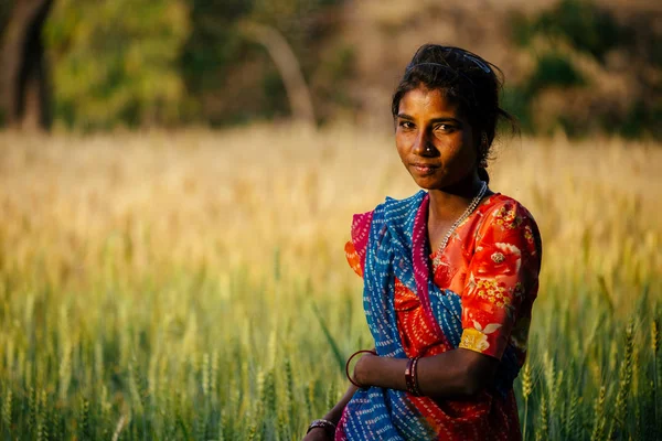 Chica hindú de pie en el campo de hierba alta — Foto de Stock