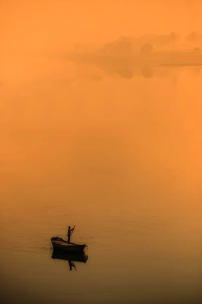 Silhouette of man on boat — Stock Photo, Image