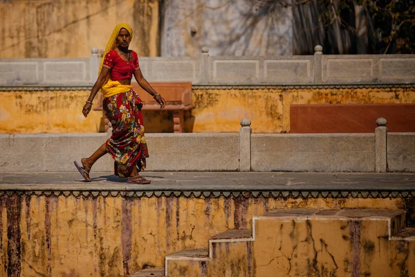 Yürüyüş ve kameraya arayan kadın