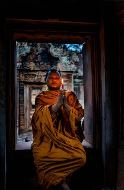 Monk Tapınağı'nda oturan mum ile
