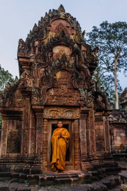 Monk ile mum ayakta Tapınağı'nda