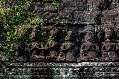 Oturan insanların dini kısma