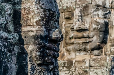 Budist tapınağı üzerinde insan yüzlerini bas-reliefs