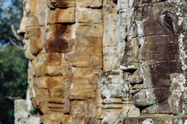 Budist tapınağı üzerinde insan yüzlerini bas-reliefs