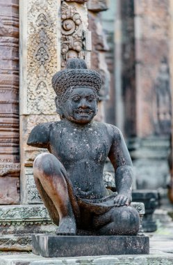 Oturma keşiş dini heykeli