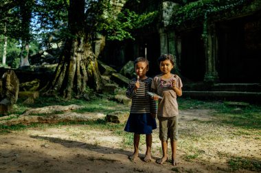 Tapınağın önünde lolipop duran çocuklarla