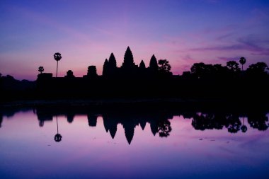 Siluet ve yansıma Budist tapınağı