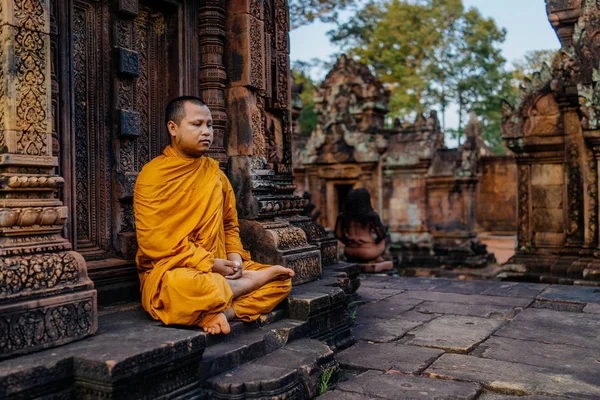 Monnik boeddhistische tempel binnenplaats achter — Stockfoto