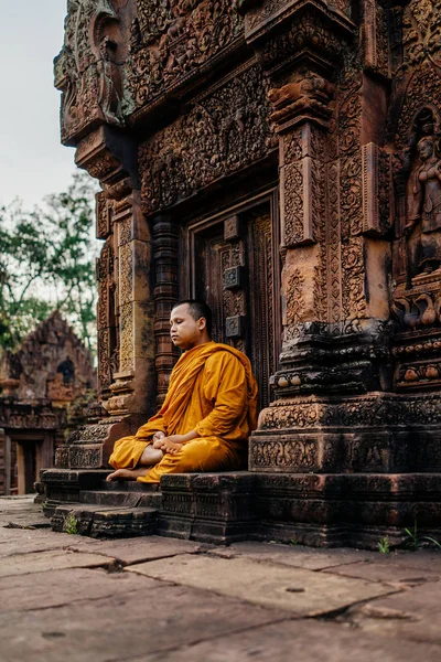 Buddhista templom megtisztításakor szerzetes — Stock Fotó