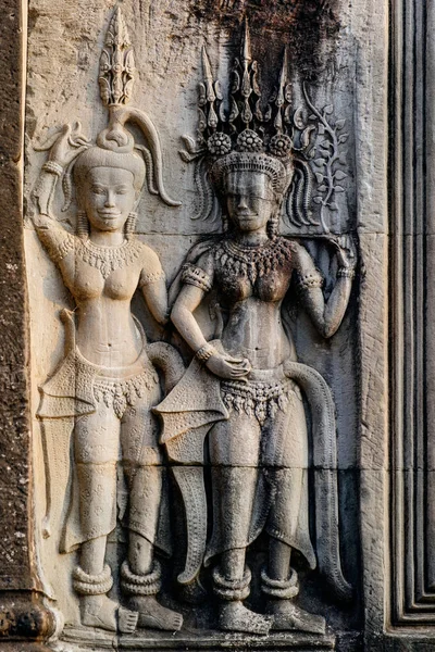 Basrelief von Frauen auf buddhistischem Tempel — Stockfoto