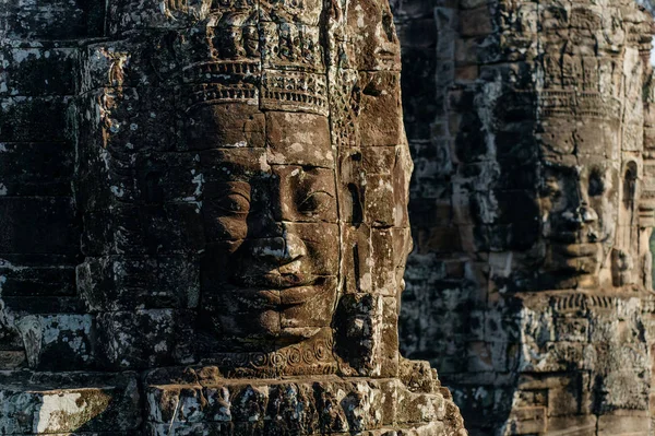 Bas-reliefs of human faces on buddhist temple — Stock Photo, Image