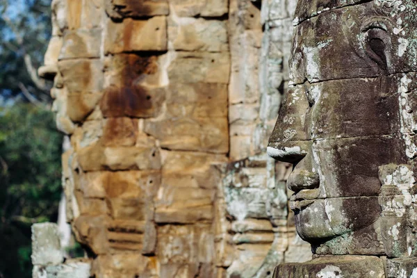 Budist tapınağı üzerinde insan yüzlerini bas-reliefs