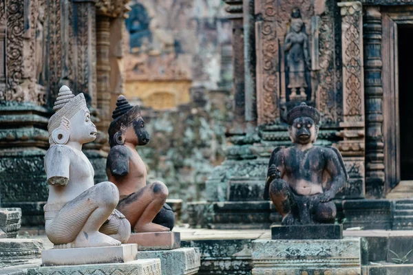 Religiöse Statue sitzender Mönche — Stockfoto