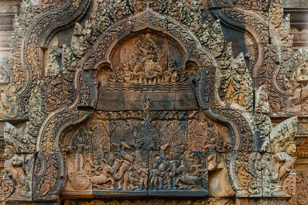 Antiguas tallas de piedra religiosa en el templo —  Fotos de Stock