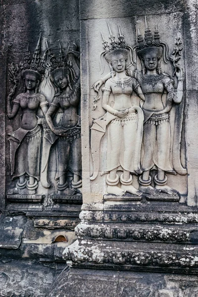 Basrelief von Frauen auf buddhistischem Tempel — Stockfoto