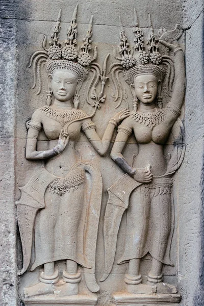 Basrelief zweier Frauen auf buddhistischem Tempel — Stockfoto