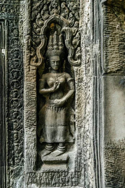 Religiöses Basrelief auf buddhistischem Tempel — Stockfoto