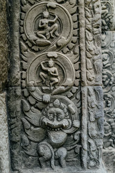 Religiöses Basrelief auf buddhistischem Tempel — Stockfoto