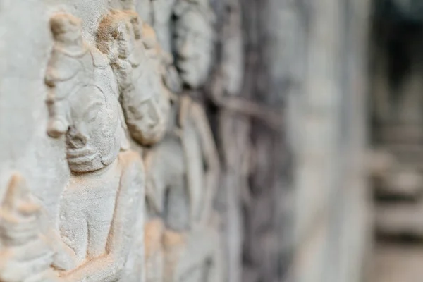 Anciennes sculptures en pierre sur le temple bouddhiste — Photo