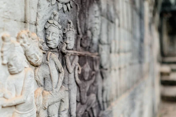 Antike Steinschnitzereien an buddhistischen Tempeln — Stockfoto