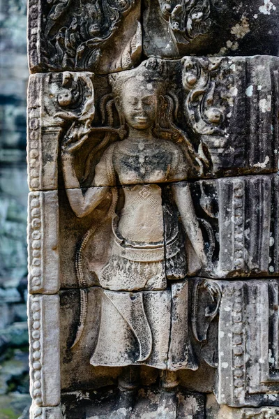 Bas-relief de femme sur temple bouddhiste — Photo