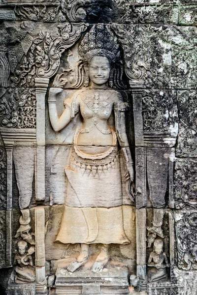 Bassorilievo di donna su tempio buddista — Foto Stock