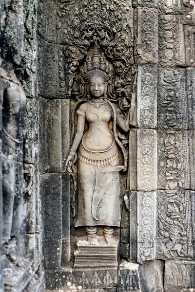 Bajorrelieve de la mujer en el templo budista — Foto de Stock